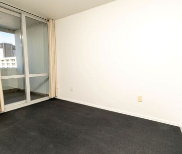 Sunny One Bedroom Apartment with Large Balcony - Photo 5