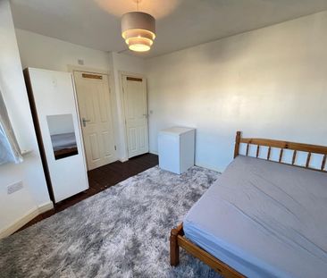 Room in a Shared House, Kenley Road, SW19 - Photo 2
