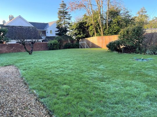 5 bedroom detached bungalow to rent - Photo 1