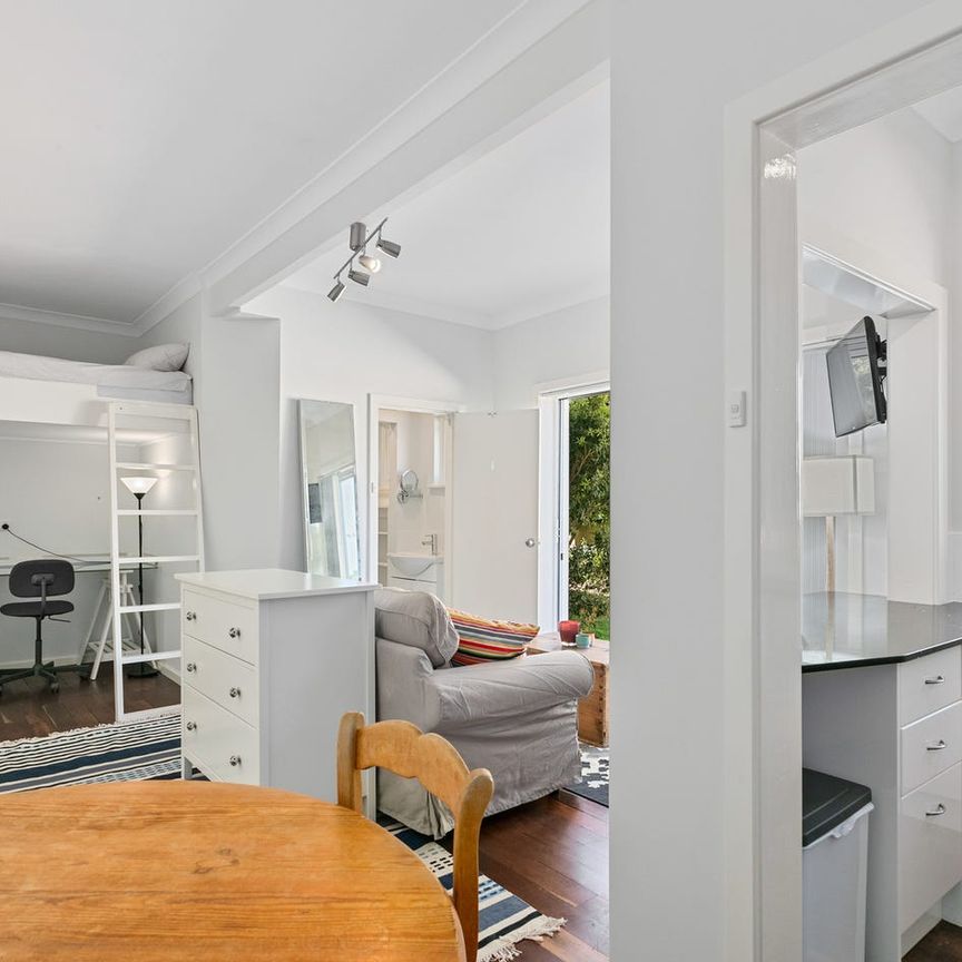 Fully-furnished Studio in Cottesloe - Photo 1