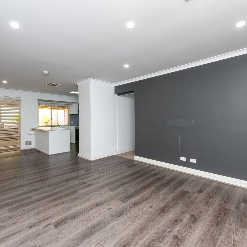 STUNNING FAMILY HOME - ENTERTAINERS DELIGHT! - Photo 1