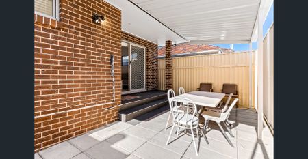 Ultra modern home in a sought after location - Photo 4