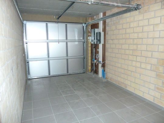 Centraal gelegen halfopen woning met drie slpk en garage - Photo 1