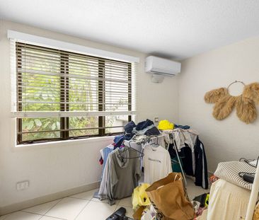 Stylish apartment on the hill above Hasting Street - Photo 2