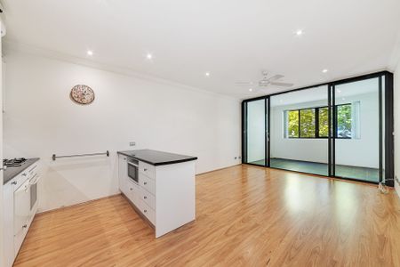 Oversized Modern One Bedroom Apartment - Photo 3