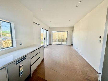 Brand new modern home in Mt Wellington - Photo 2