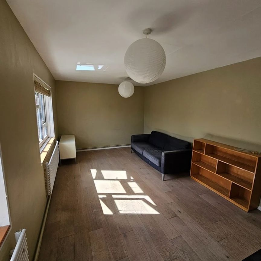 2 Bed Flat, Shepherd's Bush, W6 - Photo 1