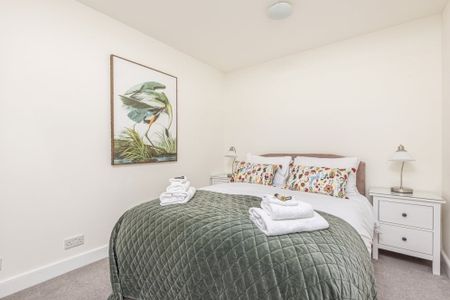 2 bedroom mews to rent - Photo 5