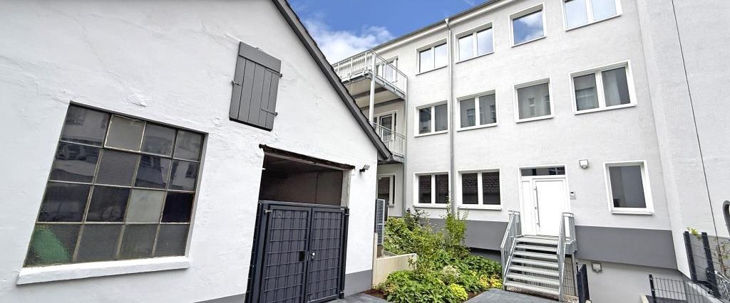 Erstbezug nach aufwendiger Sanierung – Wohnen mit Terrasse - Photo 1