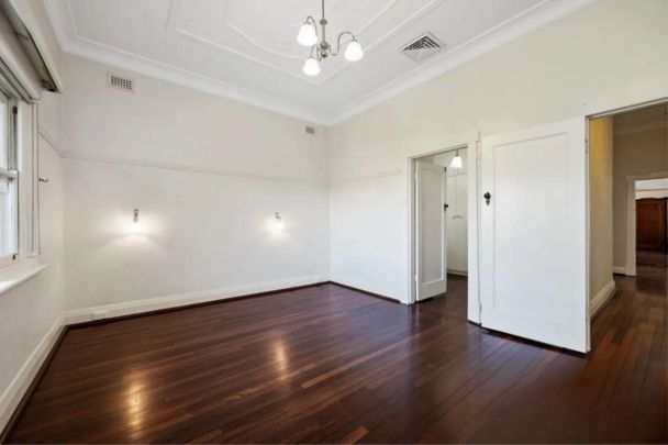 Charming apartment on Broadway - Photo 1