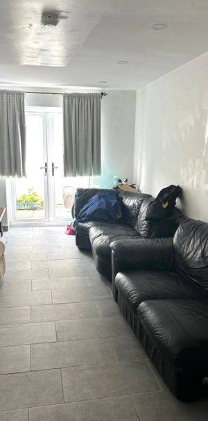 £1,150 PCM, Two Bedroom Duplex with Private Enclosed Garden in Corporation Road, Grangetown, Cardiff, CF11 7AU - Photo 1