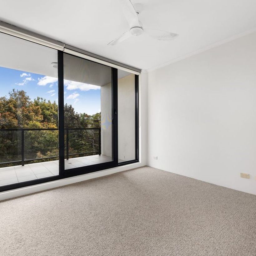 Modern, Light-Filled Apartment with Resort-Style Facilities - Photo 1