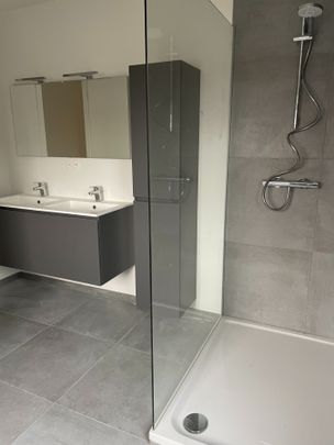 Drie slaapkamer EENGEZINSWONING met garage & tuin - Foto 1