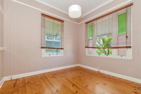 Spacious Three-Bedroom Queenslander with Gardening Included! - Photo 2