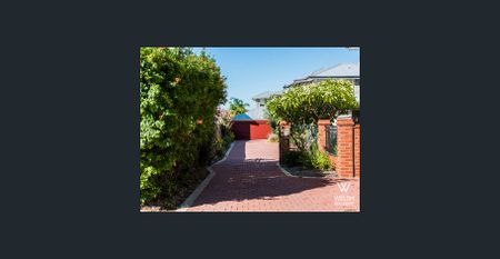 STUNNING TOWNHOUSE IN TOP END LOCATION! - Photo 4