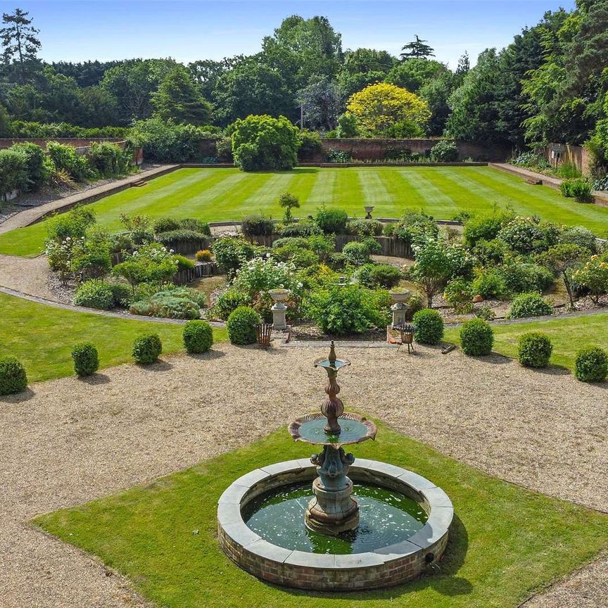 A charming ten-bedroom Queen Anne listed manor house situated in an Idyllic setting - Photo 1