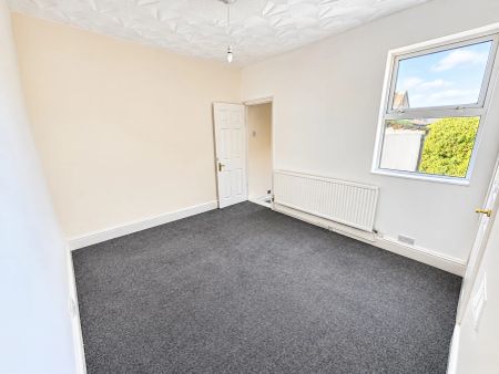 To Rent Albany Road, Chatham, ME4 £1,300 pcm - Photo 4