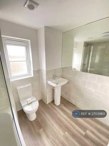 4 bedroom detached house to rent - Photo 3