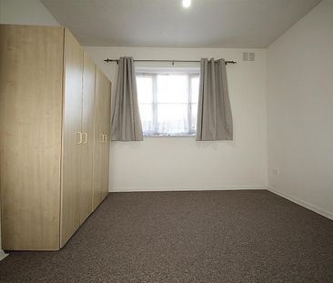 1 Bedroom Flat - Purpose Built To Let - Photo 2