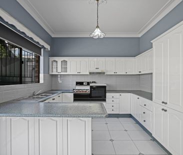 Elegant & Expansive 5 bedroom Coogee Residence - Photo 4