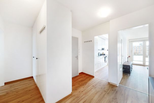 Renovated apartment with ideal transport links - Photo 1