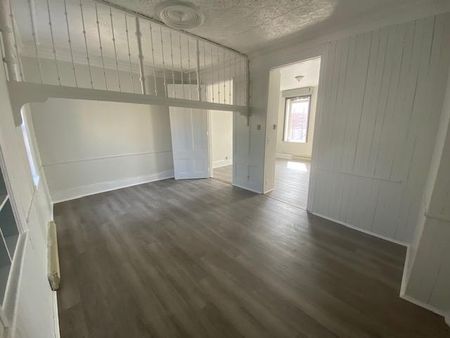 205.1 Wellington Street 1 Bed + Den - Photo 3