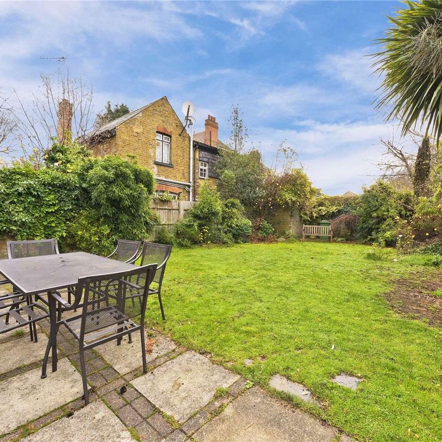 A charming period family home in a beautiful East Molesey street offering plenty of adaptable living accommodation, including five bedrooms, two bathrooms and three reception rooms. - Photo 1