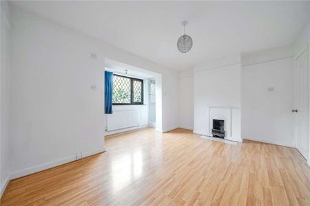 An attractive family home in an ideal location for town, schools and station. - Photo 3