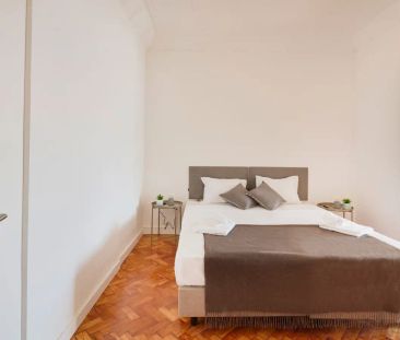Room in a shared 8-bedroom apartment for rent in Lisbon. - Photo 5