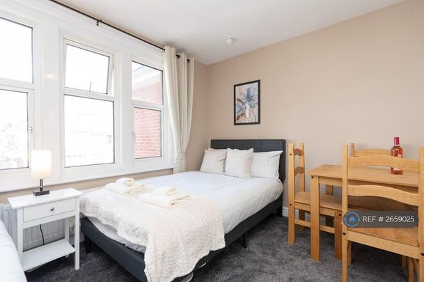 Studio to rent - Photo 1