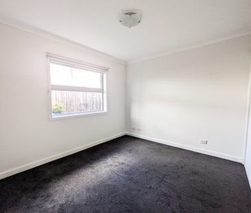 MODERN LIGHT FILLED TOWNHOUSE WITH HEATING / COOLING & OFF-STREET P... - Photo 1