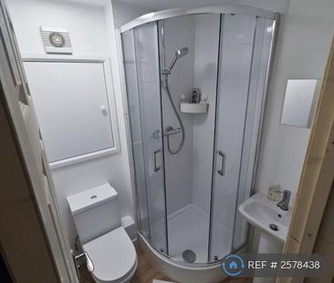 1 bedroom in a flat share to rent - Photo 2