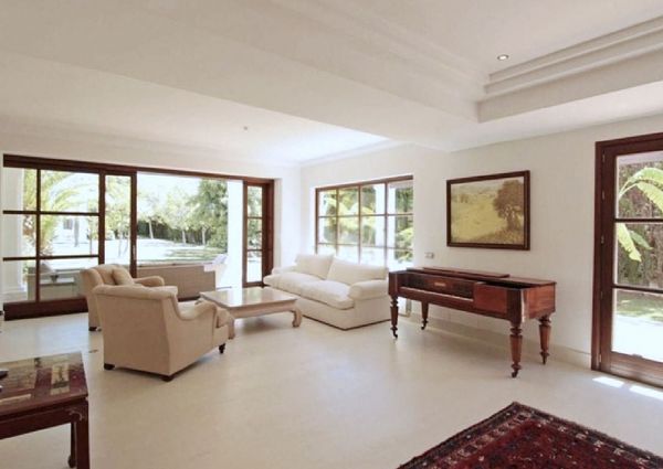 6 Bedroom Villa For Rent in Guadalmina Baja