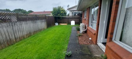Spacious 2 Bedroom, 1 Bathroom unit - Photo 2