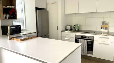 Immaculate fully furnished modern townhouse in ideal City location! - Photo 3