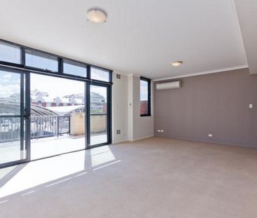 CENTRAL LOCATION, CLOSE TO EVERYTHING, HUGE BALCONY - Photo 3