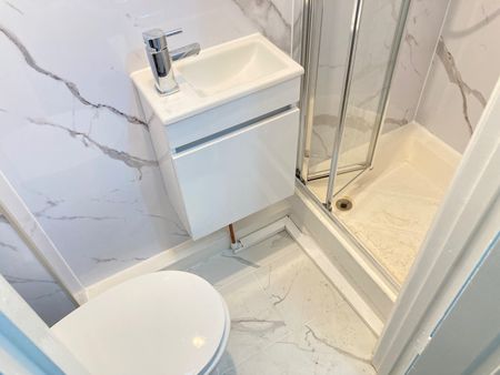 Studio Flat, Very Near West Cromwell Road Area, SW5 - Photo 3