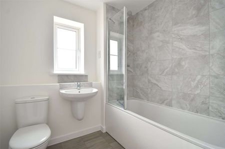 A modern three bedroom family home with private garden and parking - Photo 5