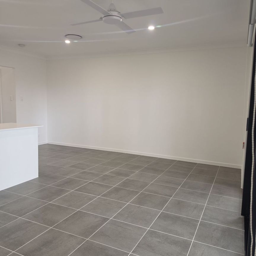 *BRAND NEW* 3 BEDROOM TOWNHOUSE AVAIL NOW-FULLY DUCTED AIRCON - Photo 1
