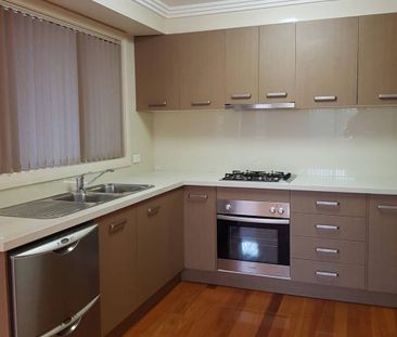 EXECUTIVE 3 BEDROOM TOWNHOUSE - Photo 5
