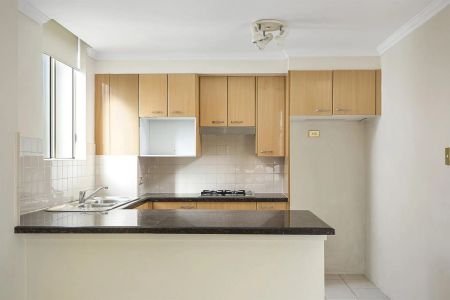 Modern Split Level, Sun Filled 2 Bedroom Apartment with Parking - Photo 2