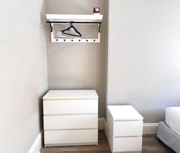 Room for Rent in the Heart of Oxford Street - Photo 5