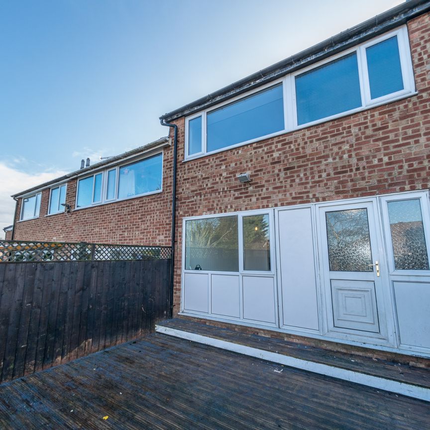 RBAOD LANE CLOSE BRAMLEY LEEDS LS13 2UD - Photo 1