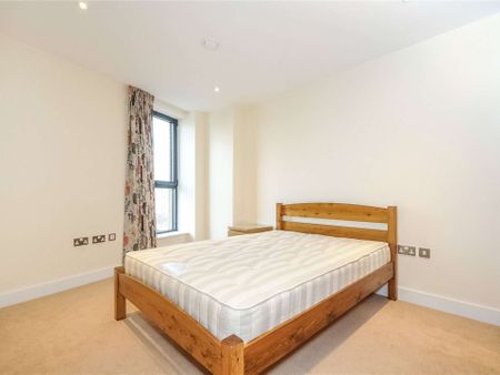 A well appointed 2 bedroom 2 bathroom (1 en-suite) apartment located just moments walk from Tower Bridge. - Photo 4