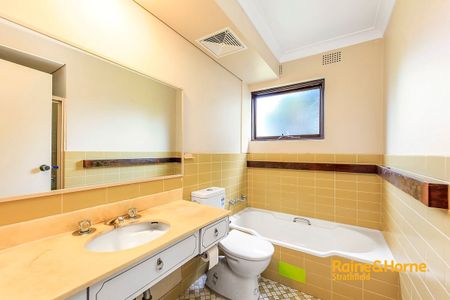 SPACIOUS 2 BEDROOM UNIT WITH BALCONY AND L.U.G - Photo 4