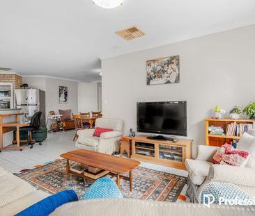 Spacious 4-Bedroom Family Home in Caversham! - Photo 2