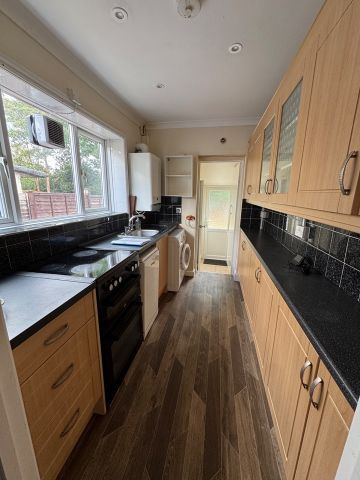 4 Bed Semi-Detached House, Honeysuckle Road, SO16 - Photo 4