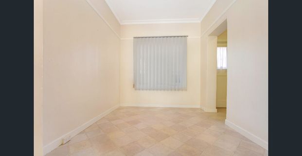 Stylish Two Bedroom Apartment in the Heart of Wollongong - Photo 1