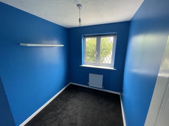Modern 3-bed end town house in a sought-after Derby location. Spacious lounge, open kitchen -diner, master with en-suite, two further bedrooms and family bathroom. Driveway for three cars and private rear garden. Ideal family home close to schools and amenities. - Photo 1
