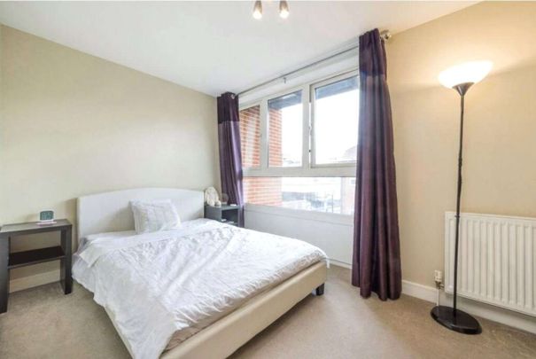 Arranged on the 1st floor of a modern ported development is this 2 double bedroom duplex apartment with 2 bathrooms. - Photo 1